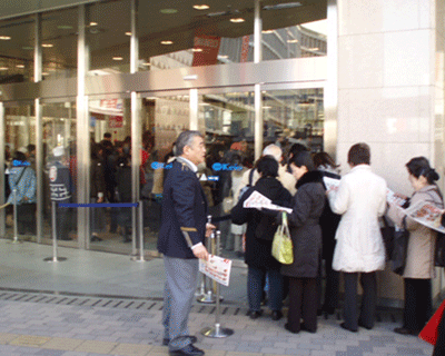 開店前の行列。ガラスドアの向こう側には既に人だかりが